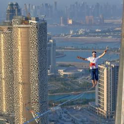 El atleta estonio Jaan Roose caminó sobre una cinta de 2.5 cm suspendida entre dos torres en la ciudad de Lusail, en Doha.