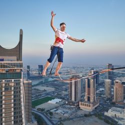 El atleta estonio Jaan Roose caminó sobre una cinta de 2.5 cm suspendida entre dos torres en la ciudad de Lusail, en Doha.