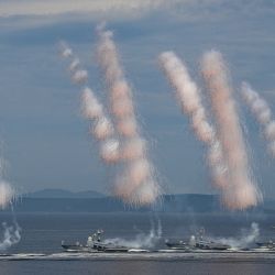 Buques de guerra de la Flota del Pacífico de Rusia desfilan frente a la ciudad portuaria de Vladivostok durante las celebraciones del Día de la Armada. | Foto:PAVEL KOROLYOV / AFP
