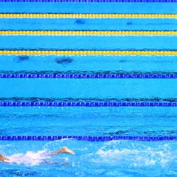 Hendrik Powdar, de Surinam, compite en una eliminatoria de la prueba masculina de natación de 1500 metros estilo libre durante los Campeonatos Mundiales Acuáticos en Fukuoka. | Foto:YUICHI YAMAZAKI / AFP