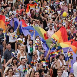 La gente participa en la marcha del Orgullo de Bucarest, con más de 15.000 personas, lo que la convierte en la mayor marcha del Orgullo de Bucarest hasta la fecha. | Foto:DANIEL MIHAILESCU / AFP