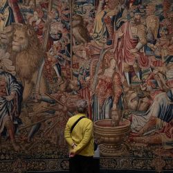Una mujer observa un tapiz titulado "El triunfo de la fortaleza", de alrededor de 1525, en la exposición Renaissance Rediscovered de la Walker Art Gallery de Liverpool, noroeste de Inglaterra. | Foto:OLI SCARFF / AFP