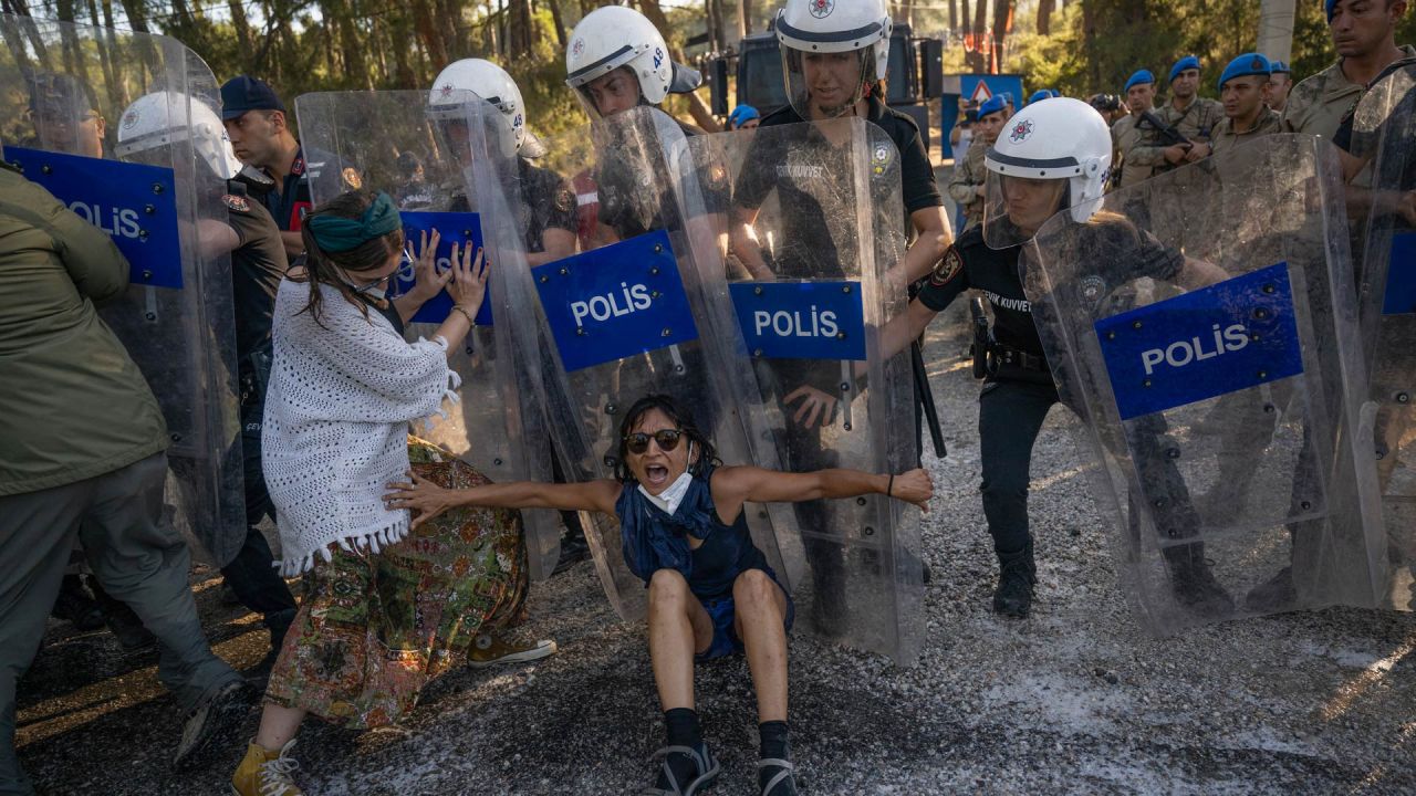 Un manifestante se resiste a la policía turca durante los enfrentamientos en Ikizkoy, en el distrito de Milas de la provincia de Mugla. Residentes locales y activistas medioambientales se manifiestan por quinto día contra el proyecto de deforestación del pinar centenario de 750 hectáreas, destinado a ampliar un yacimiento de lignito en los bosques de Akbelen, en Ikizkoy, lo que ha provocado enfrentamientos con la Gendarmería turca. | Foto:BULENT KILIC / AFP