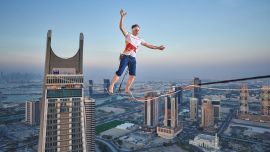 El atleta estonio Jaan Roose caminó sobre una cinta de 2.5 cm suspendida entre dos torres en la ciudad de Lusail, en Doha.