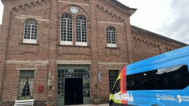 Colonia Caroya, a 32 km de Córdoba capital, dominada por sus salames y La Caroyense.