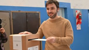  Ignacio Torres, ganador en Chubut, votando