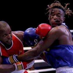 El camerunés Jean Junior Messi Elime reacciona tras ser golpeado por el seychellés Boniface Shain Barnsley durante su combate welter élite masculino 63,5-67Kg en los Campeonatos Africanos de Boxeo en el Palais des Sports de Yaundé. | Foto:DANIEL BELOUMOU OLOMO / AFP