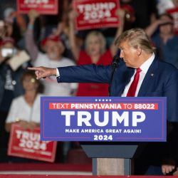 El expresidente de EEUU y aspirante a la presidencia en 2024, Donald Trump, señala con el dedo mientras habla en un mitin de campaña en Erie, Pensilvania. | Foto:Joed Viera / AFP