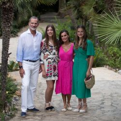 El rey Felipe VI de España, la princesa Sofía de España, la reina Letizia de España y la princesa heredera de Asturias Leonor de España visitan los jardines de Albabia en Bunyola, en la isla de Mallorca durante sus vacaciones de verano en las islas Baleares. | Foto:JAIME REINA / AFP