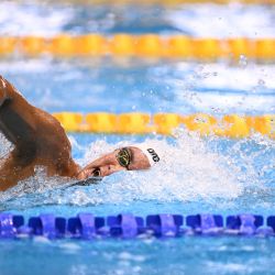 El tunecino Ahmed Hafnaoui compite en la final de la prueba masculina de natación de 1500 metros estilo libre durante los Campeonatos Mundiales Acuáticos en Fukuoka. | Foto:MANAN VATSYAYANA / AFP
