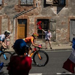 La ciclista danesa del Movistar Team Women Emma Jorgensen y la ciclista polaca del Canyon SRAM Racing Agnieszka Skalniak-Sójka en escapada durante la sexta etapa del Tour de Francia femenino de ciclismo 122,5 km entre Albi y Blagnac, suroeste de Francia. | Foto:JEFF PACHOUD / AFP
