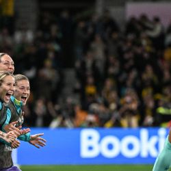 La defensora australiana Stephanie Catley celebra con sus compañeras tras marcar el cuarto gol de su equipo de penalti durante el partido de fútbol del Grupo B de la Copa Mundial Femenina de Australia y Nueva Zelanda 2023 entre Canadá y Australia en el Estadio Rectangular de Melbourne. | Foto:William West / AFP