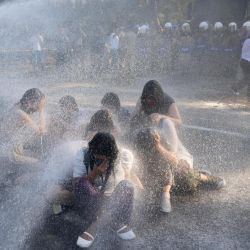 Manifestantes resisten mientras soldados turcos de la Comandancia General de la Gendarmería y agentes de la policía antidisturbios utilizan cañones de agua y gases lacrimógenos para hacer retroceder a los manifestantes durante los enfrentamientos en Ikizkoy, en el distrito de Milas de la provincia de Mugla. | Foto:BULENT KILIC / AFP