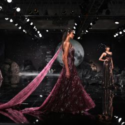 Modelos presentan creaciones de la diseñadora Dolly J durante la FDCI India Couture Week en Nueva Delhi. | Foto:MONEY SHARMA / AFP