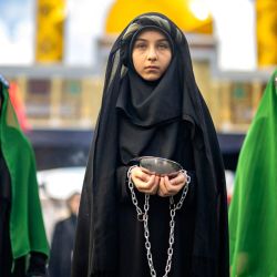 Musulmanes chiíes asisten a la "Ashura" para conmemorar la muerte del imán chií Husayn ibn Ali (nieto de Mahoma), que murió durante la batalla de Karbala en el año 680 d.C., en Estambul. | Foto:YASIN AKGUL / AFP