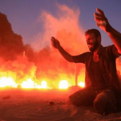 Un espectador reacciona mientras musulmanes chiíes recrean la Batalla de Karbala para marcar el punto álgido de Ashura, un periodo de 10 días que conmemora el asesinato en el siglo VII del nieto del profeta Mahoma, el imán Husein, en Souk al-Shuyukh, en la gobernación iraquí de Dhi Qar. | Foto:Asaad Niazi / AFP