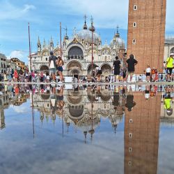 Una vista general muestra la plaza de San Marcos de Venecia tras una pleamar baja "Alta Acqua" de 0,85 metros. La Unesco recomienda que Venecia sea incluida en la lista de Patrimonio Mundial en Peligro, ya que se han tomado medidas "insuficientes" para luchar contra el deterioro del lugar debido, en particular, al turismo de masas y al cambio climático. | Foto:MARCO SABADIN / AFP