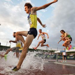 Atletas franceses compiten en la final masculina de 3.000 metros obstáculos de los Campeonatos de Francia de Atletismo 2023 en el estadio municipal de Albi, suroeste de Francia. | Foto:VALENTINE CHAPUIS / AFP