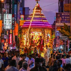 Devotos hindúes participan en un festival anual del templo de Vishnu en Colombo, Sri Lanka. | Foto:ISHARA S. KODIKARA / AFP