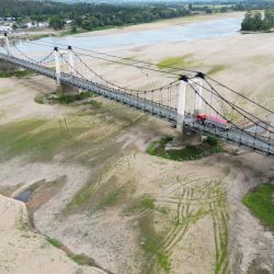 Esta imagen aérea muestra un puente sobre el lecho seco del río Loira en Saint-Georges-sur-Loire, oeste de Francia. | Foto:DAMIEN MEYER / AFP