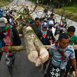 Indígenas realizan una manifestación bloqueando la carretera Panamericana para protestar contra el gobierno colombiano y exigir derechos sobre la tierra en la región y mejores condiciones de salud y educación en el municipio de Piendamo, departamento del Cauca, Colombia. | Foto:JOAQUIN SARMIENTO / AFP