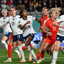 Jugadoras de Portugal y Estados Unidos esperan un centro durante el partido de fútbol del Grupo E de la Copa Mundial Femenina de Australia y Nueva Zelanda 2023 entre Portugal y Estados Unidos en Eden Park en Auckland. | Foto:SAEED KHAN / AFP