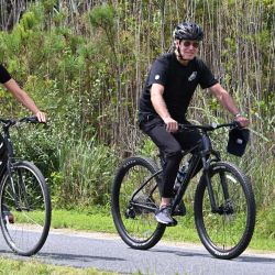 La primera dama estadounidense, Jill Biden, y el presidente de Estados Unidos, Joe Biden, pasean en bicicleta por el Gordon's Pond State Park en Rehoboth Beach, Delaware. | Foto:JIM WATSON / AFP