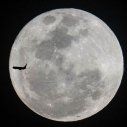 La segunda superluna de 2023, también conocida como Luna Esturión, sale detrás de un avión de pasajeros en Río de Janeiro, Brasil. | Foto:MAURO PIMENTEL / AFP