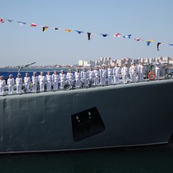 Marineros en posición de firmes en la cubierta de un buque de guerra ruso de la Flota del Mar Negro durante las celebraciones del Día de la Armada en la ciudad portuaria de Novorossiysk. | Foto:STRINGER / AFP