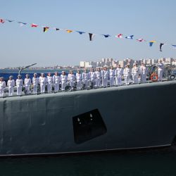 Marineros en posición de firmes en la cubierta de un buque de guerra ruso de la Flota del Mar Negro durante las celebraciones del Día de la Armada en la ciudad portuaria de Novorossiysk. | Foto:STRINGER / AFP