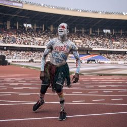 Una persona entretiene al público en el estadio Stade des Martyrs de Kinshasa antes de la inauguración de los IX Juegos de la Francofonía. | Foto:ALEXIS HUGUET / AFP