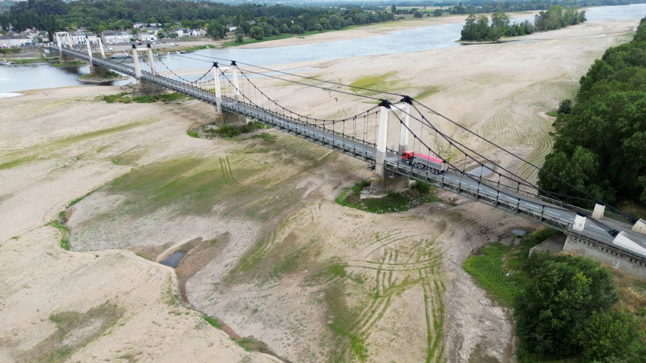 Esta imagen aérea muestra un puente sobre el lecho seco del río Loira en Saint-Georges-sur-Loire, oeste de Francia. | Foto:DAMIEN MEYER / AFP