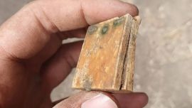 El reloj estaba oculto entre los escombros.