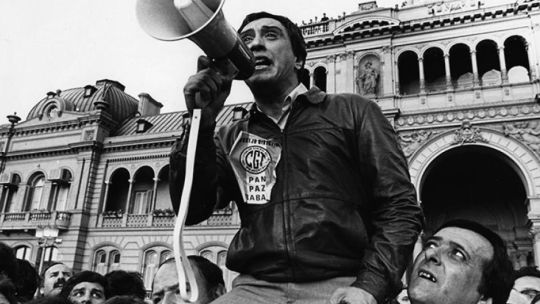 La historia de la primera huelga general contra Raúl Alfonsín