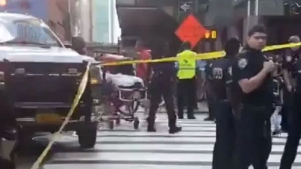 Conmoción en Nueva York: un vehículo que escapaba de la policía atropelló a 10 personas en el centro de Manhattan