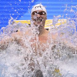 El francés Maxime Grousset reacciona tras ganar en la final de la prueba masculina de natación de 100 metros mariposa durante los Campeonatos Mundiales Acuáticos en Fukuoka. | Foto:Philip Fong / AFP