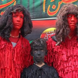 Jóvenes se disfrazan de demonios para preparar la representación religiosa anual de Taazieh en la ciudad iraní de Noosh Abad. | Foto:ATTA KENARE / AFP