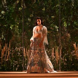 La actriz india de Bollywood Shraddha Kapoor presenta una creación del diseñador Rahul Mishra durante el último día de la semana de la moda FDCI India Couture en Nueva Delhi. | Foto:ARUN SANKAR / AFP