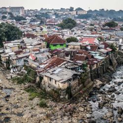 La foto aérea muestra el lecho expuesto del río Ciliwung con bajos niveles de agua en Bogor, Java Occidental, Indonesia. | Foto:ADITYA AJI / AFP