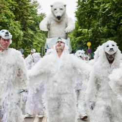 Miembros de la compañía italiana de carnaval La Compagnia y participantes del VIA University College Aarhus llevan disfraces de osos polares mientras desfilan en una procesión en el festival de música Smukfest en Skanderborg, Dinamarca. | Foto:Mikkel Berg Pedersen / Ritzau Scanpix / AFP