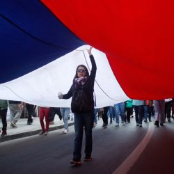 Profesores chilenos participan en una marcha nacional en demanda de mejoras salariales en Valparaíso, Chile. | Foto:FRANCESCO DEGASPERI / AFP