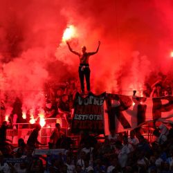 Seguidores del Olympique de Marsella encienden bengalas antes del partido de fútbol amistoso de pretemporada entre el Olympique de Marsella y el Bayer Leverkusen en el Stade Velodrome de Marsella. | Foto:CLEMENT MAHOUDEAU / AFP