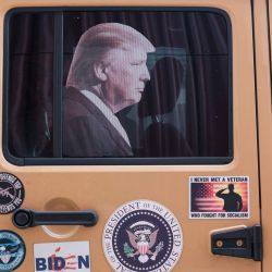 Una imagen del expresidente de EEUU y aspirante a la presidencia en 2024 Donald Trump decora un automóvil antes de un mitin de campaña en Erie, Pensilvania. | Foto:Joed Viera / AFP