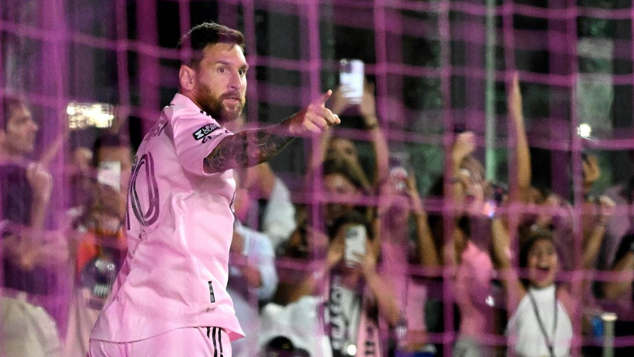 El delantero argentino del Inter Miami Lionel Messi celebra el primer gol de su equipo durante el partido de fútbol de octavos de final de la Copa de la Liga entre el Inter Miami CF y el Orlando City SC en el estadio DRV PNK de Fort Lauderdale, Florida. | Foto:Giorgio Viera / AFP