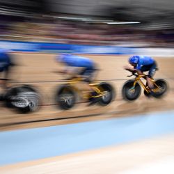 Italia participa en una carrera de clasificación de Persecución por Equipos Élite masculina en el velódromo Sir Chris Hoy durante los Campeonatos del Mundo de Ciclismo de la UCI en Glasgow, Escocia. | Foto:OLI SCARFF / AFP