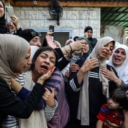 Los dolientes reaccionan durante el funeral de Mahmoud Abu Saan, un adolescente palestino muerto a tiros por las fuerzas israelíes a principios de esta mañana, en la ciudad ocupada de Cisjordania de Tulkarm. | Foto:JAAFAR ASHTIYEH / AFP