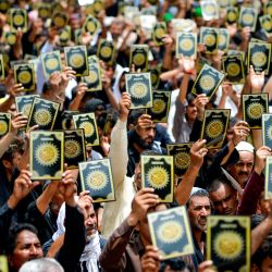 Musulmanes chiíes gritan consignas contra Suecia durante una procesión en el décimo día de Ashura en el mes islámico de Muharram, en Karachi, mientras protestan contra la quema del Corán fuera de una mezquita de Estocolmo que indignó a los musulmanes de todo el mundo. | Foto:RIZWAN TABASSUM / AFP