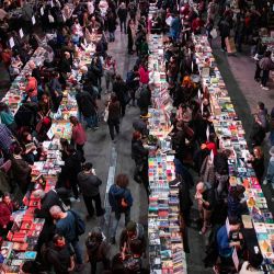 Personas recorren estands durante la Feria de Editores 2023 en el espacio C Complejo Art Media, en la ciudad de Buenos Aires, capital de la Argentina. | Foto:Xinhua/Martín Zabala