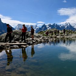Visitantes caminan alrededor del Lago Blanco en la reserva natural de las Agujas Rojas, frente al Mont Blanc, por encima de Chamonix, Alta Saboya. | Foto:EMMANUEL DUNAND / AFP