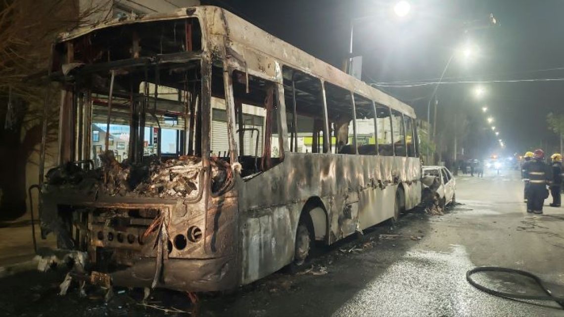 Así quedó un colectivo de Ersa tras un choque e incendio en Córdoba ...